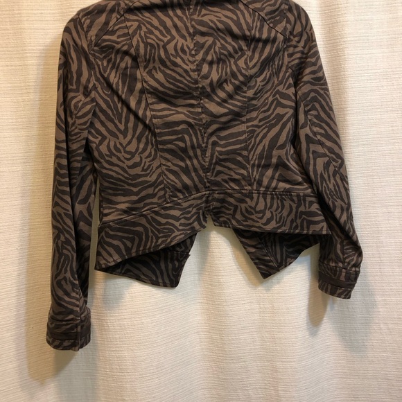 WHBM Blazer. Cropped, black/brown animal print. Size 0P. Super cute. - Picture 2 of 5